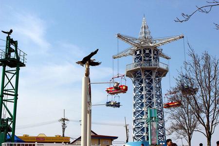 ９０年前の開園当初から現存する「飛行塔」。標高６４２ｍの生駒山山頂付近にあり、高さ４０ｍの飛行塔ゴンドラからは、大阪平野が一望できる（３月２７日・生駒山上遊園地）