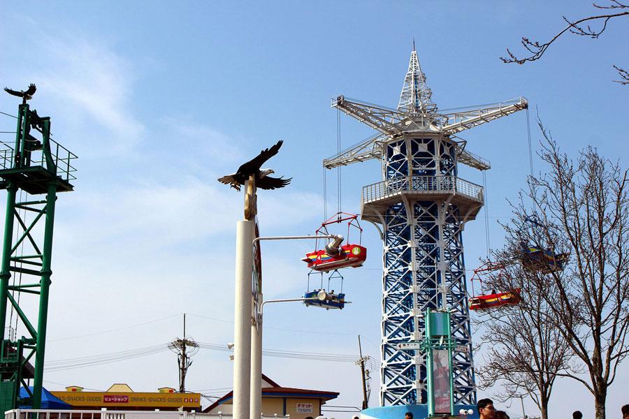 ９０年前の開園当初から現存する「飛行塔」。標高６４２ｍの生駒山山頂付近にあり、高さ４０ｍの飛行塔ゴンドラからは、大阪平野が一望できる（３月２７日・生駒山上遊園地）