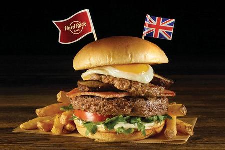 　「ハードロックカフェ」に期間限定で登場した「Ｅｎｇｌｉｓｈ　Ｂｒｅａｋｆａｓｔ　Ｂｕｒｇｅｒ」（２１８０円、サービス料・税別）