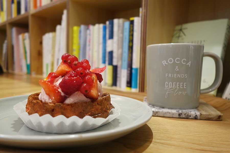 　ワッフルとコーヒーの専門店「ＲＯＣＣＡ ＆ ＦＲＩＥＮＤＳ ＣＯＦＦＥＥ Ｆｌｏｗ」が、ルクア大阪に４月６日オープン