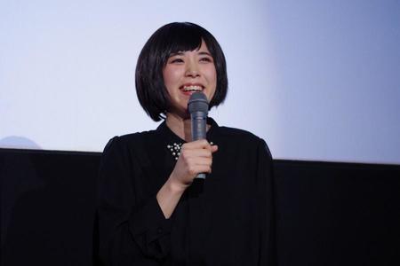 「ほぼ、松岡茉優こと、河邑ミクです！ ごめんなさーい」と挨拶した河邑ミク（１１日・大阪府岸和田市）