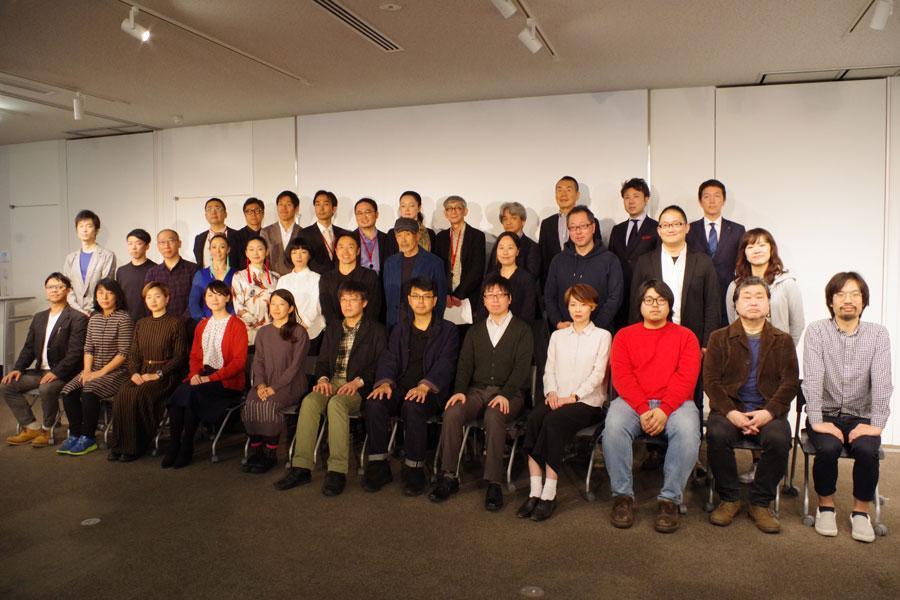 プログラムに参加するアーティストと劇場関係者ら（８日・京都市南区）