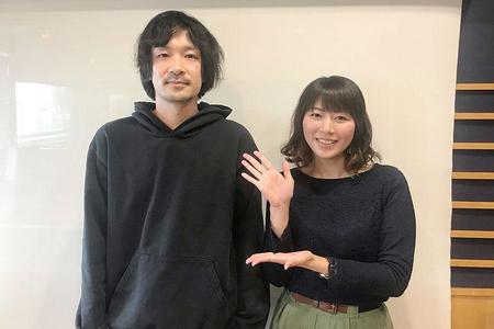 ＦＭ ＯＨ！『なんＭＥＧＡ！』にゲスト出演したｔａｃｉｃａの猪狩翔一、右はＤＪの前田彩名（１２日・大阪市内）