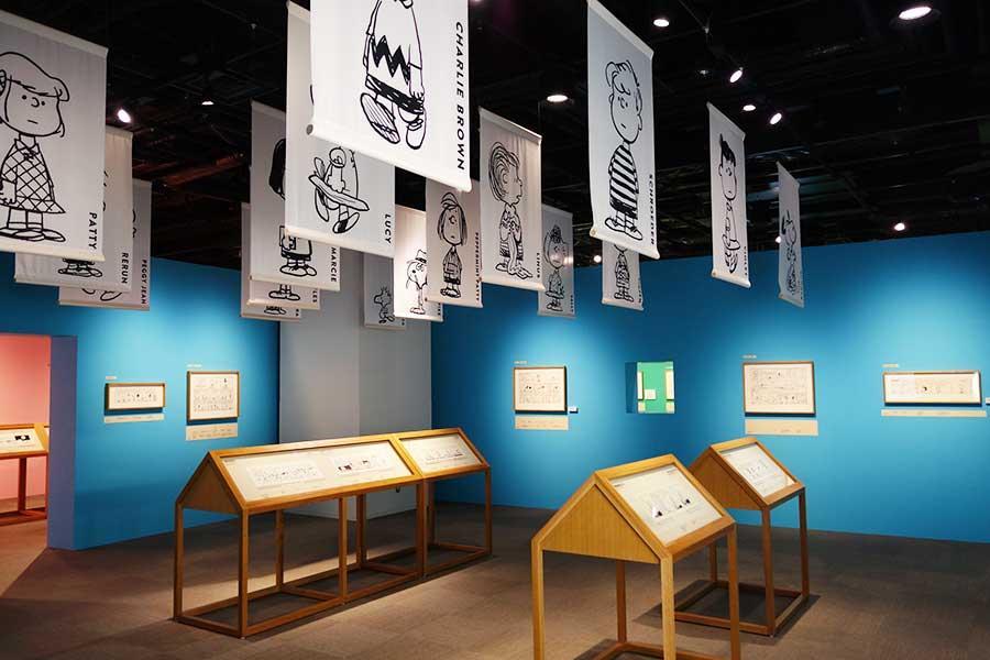 『スヌーピーミュージアム展』が４月１３日から「グランフロント大阪」。写真は、登場キャラクターを紹介するコーナー