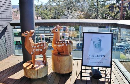 神鹿として崇められている奈良公園の鹿が、大きな木彫りとなってお出迎え（１３日・奈良市）