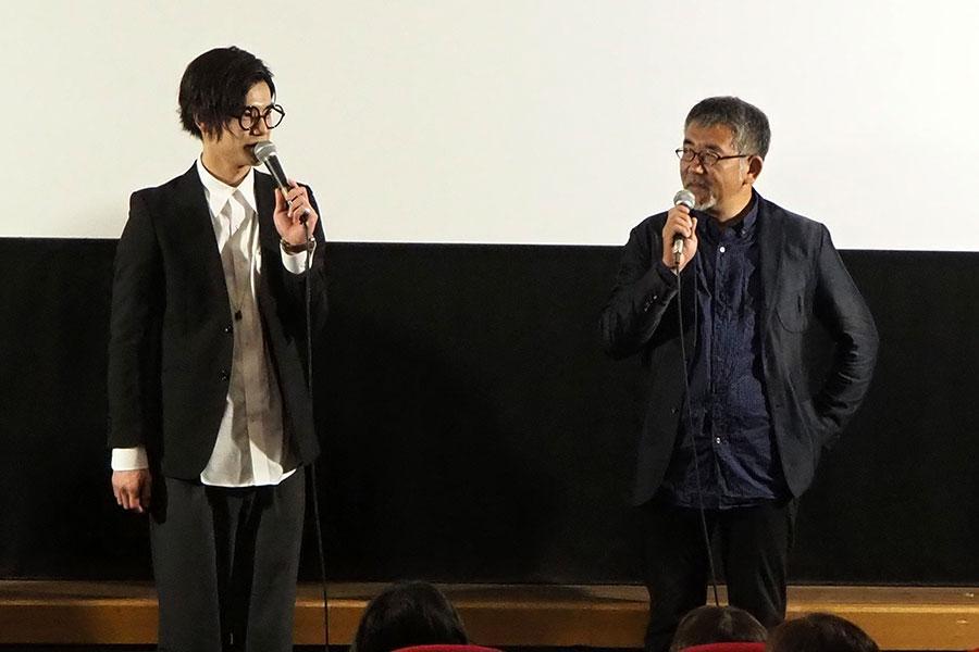 　初日舞台挨拶に登壇した主演の秋沢健太朗（左）と篠原哲雄監督（１３日・大阪市内）