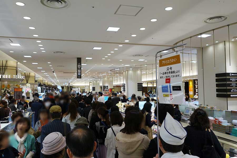 　開店直後には店舗が見えないほど行列ができた「アトリエうかい」。４月１７日に西日本１号店を大阪・梅田にオープン