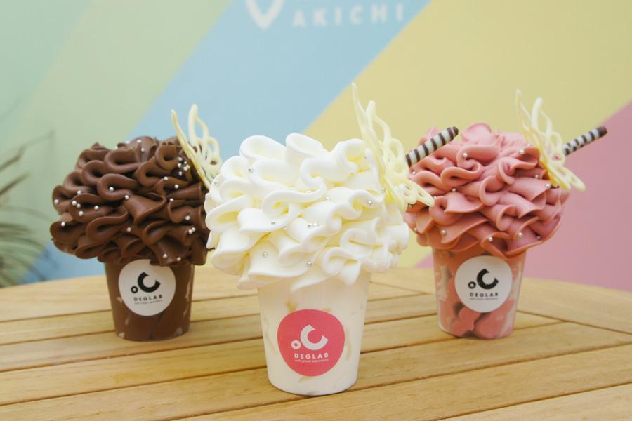 （左から）カカオ成分７０％以上の「リッチチョコレート」（６００円）、牛乳を２種類使用した「北海道ミルク」（５００円）、果実ピューレを使ったジェラートのような味わいの「フレッシュストロベリー」（６００円）