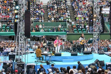 　大阪「靱公園センターコート」でおこなわれたコラボライブ『風とハミング』（２７日・大阪市西区）