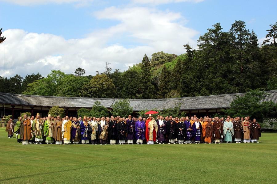 　８宗派４地域の仏教青年会から参集した全日本仏教青年会の若手僧侶ら約５００名（４月２６日・東大寺）