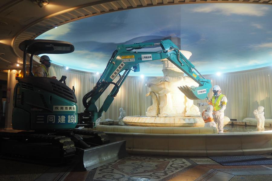 　重機で撤去される「泉の広場」のシンボル・少年像（９日・大阪市内）