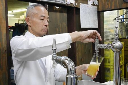 ビールの注ぎ方で、多彩な味を表現する「ビールスタンド重富」のマスター・重富寛さん