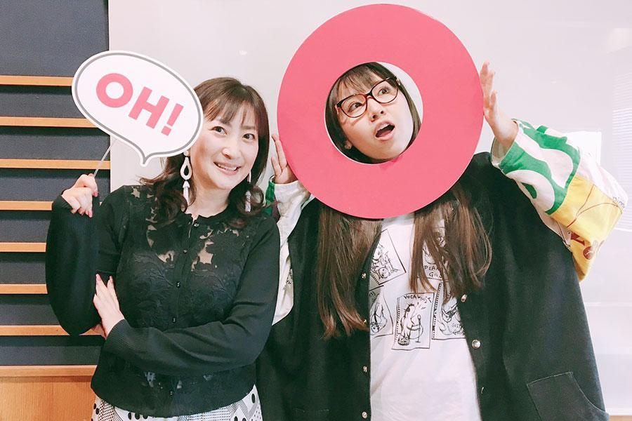 ＦＭ ＯＨ！『Ｍａｒｃｈｅ Ｃｏｕｃｏｕ』にゲスト出演した阿部真央（右）。左はＤＪの珠久美穂子（１４日・大阪市内）