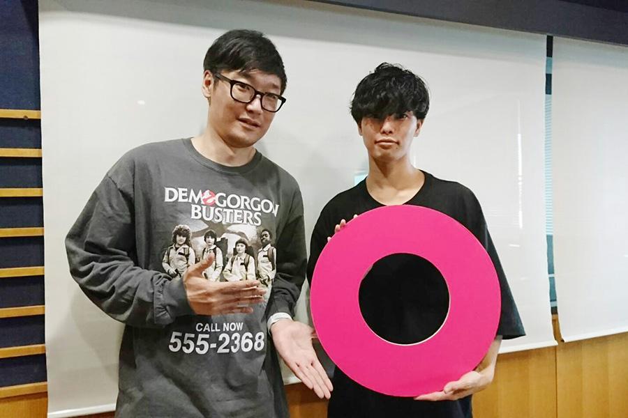 ＦＭ ＯＨ！『Ｍｕｓｉｃ Ｂｉｔ』にゲスト出演したＧｈｏｓｔ ｌｉｋｅ ｇｉｒｌｆｒｉｅｎｄ（右）。左はＤＪの遠藤淳（４日・大阪市内）