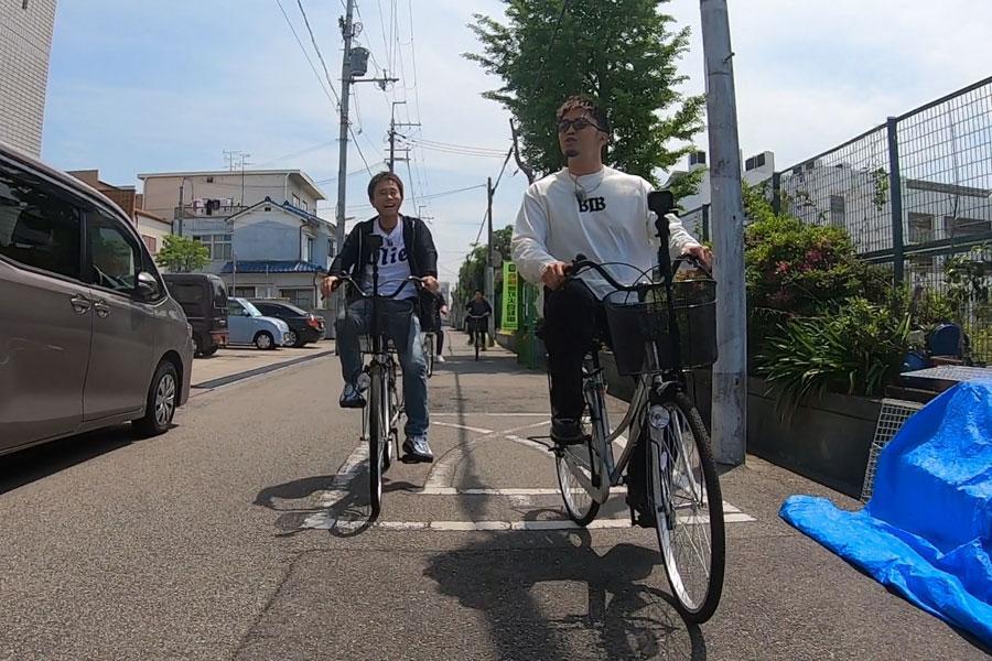 　数原のガチ地元、尼崎・立花を２人でサイクリング（左から浜田雅功、数原龍友）写真提供：ＭＢＳ
