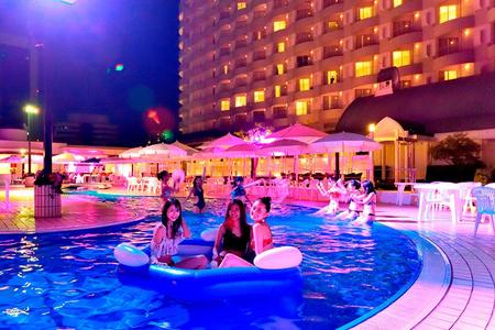 １１００平米もの広さを誇る「ポートピアナイトプール」