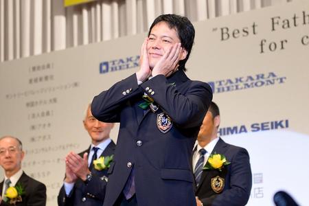 『２０１９年 第１３回ベスト・ファーザー賞 ｉｎ 関西』芸能部門を受賞したシャンプーハットこいで（１３日・大阪市内）