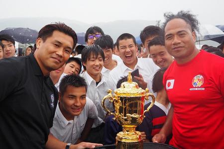 　左が元日本代表・大西将太郎さん、右が元日本代表・タウファ統悦さん（１４日・花園ラグビー場）