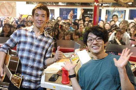 　ＦＭ ＣＯＣＯＬＯ『ＭＡＲＫ’Ｅ ＭＵＳＩＣ ＭＯＤＥ』にて、馬場俊英（左）と森大輔（１７日・大阪市内）