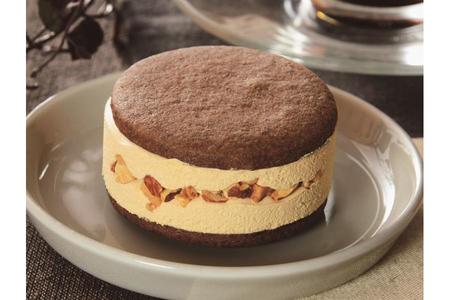 　「サクバタ-サクッとバターサンド キャラメル－」（２２０円）