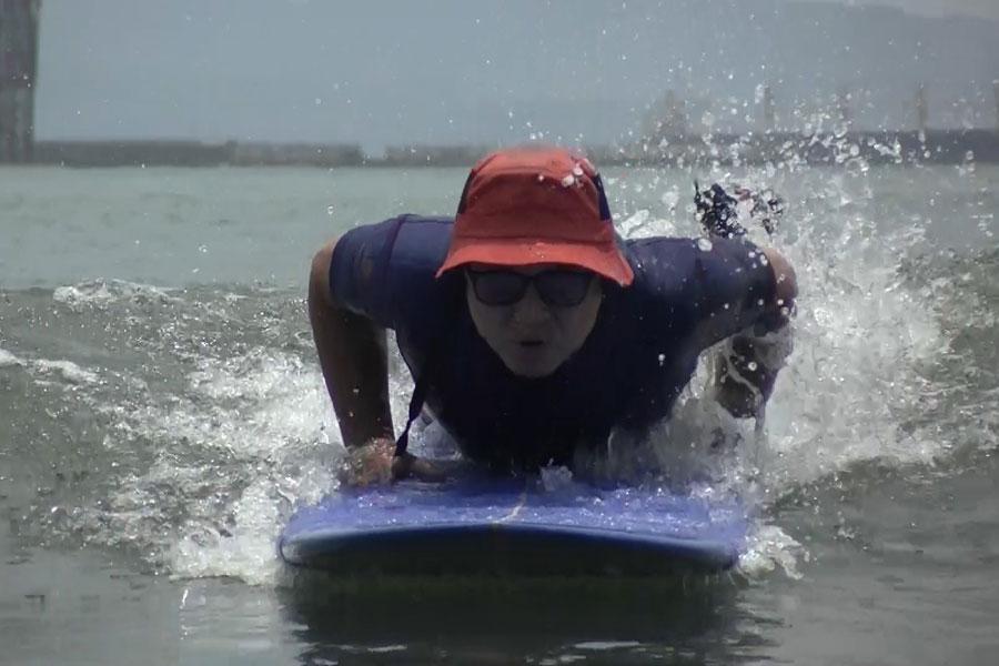 　人が少ない場所で、１人でサーフィンを楽しむトミーズ健 写真提供：ＭＢＳ