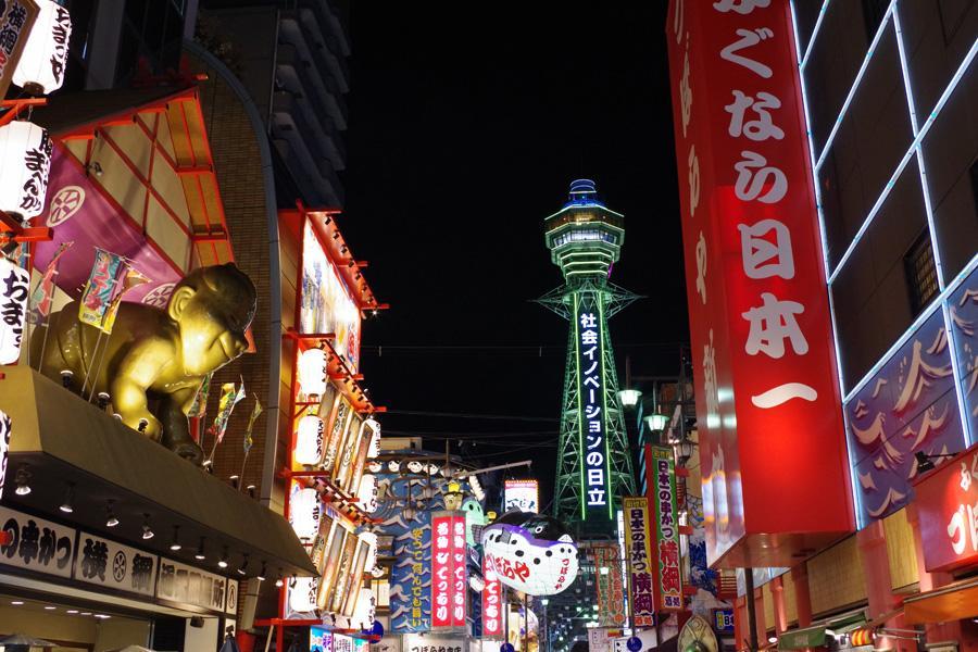 　大阪を象徴するエリアのひとつ、新世界に鎮座する「通天閣」（夜の風景）