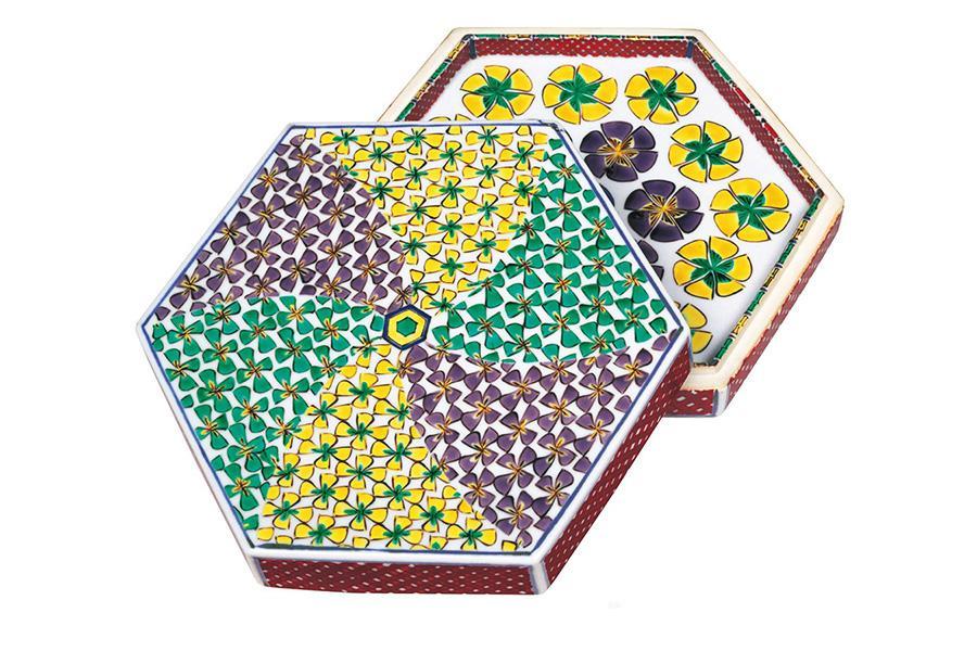 富本憲吉《色絵四弁花更紗模様　六角飾筥》　奈良県立美術館蔵