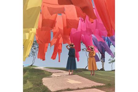 　虹色に染まった伝統織物「高島ちぢみ」