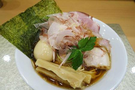 　「なにわ麺次郎」が７月４日オープン。地鶏醤油ラーメンにトッピングを加えた「追い鰹らーめん」