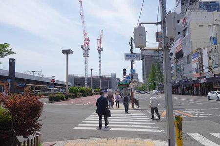 　臨時シャトルバスは、堺東駅前（写真）は３番乗り場から７～１０分で到着