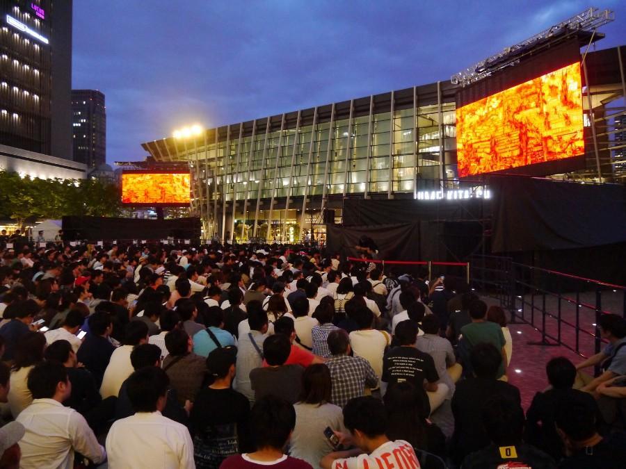　屋外の「うめきた広場」に設置された大型スクリーンを前に、上映を待つ大勢のファン（７月６日・グランフロント大阪）