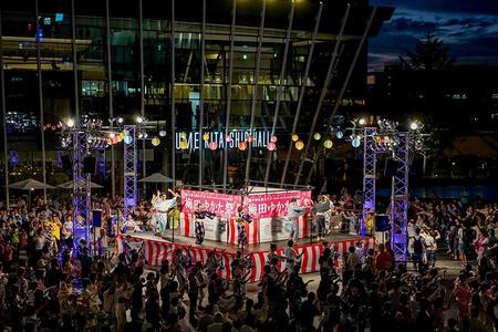 商業施設グランフロント大阪の屋外エリア「うめきた広場」でおこなわれる大盆踊り（写真は過去開催時の様子）