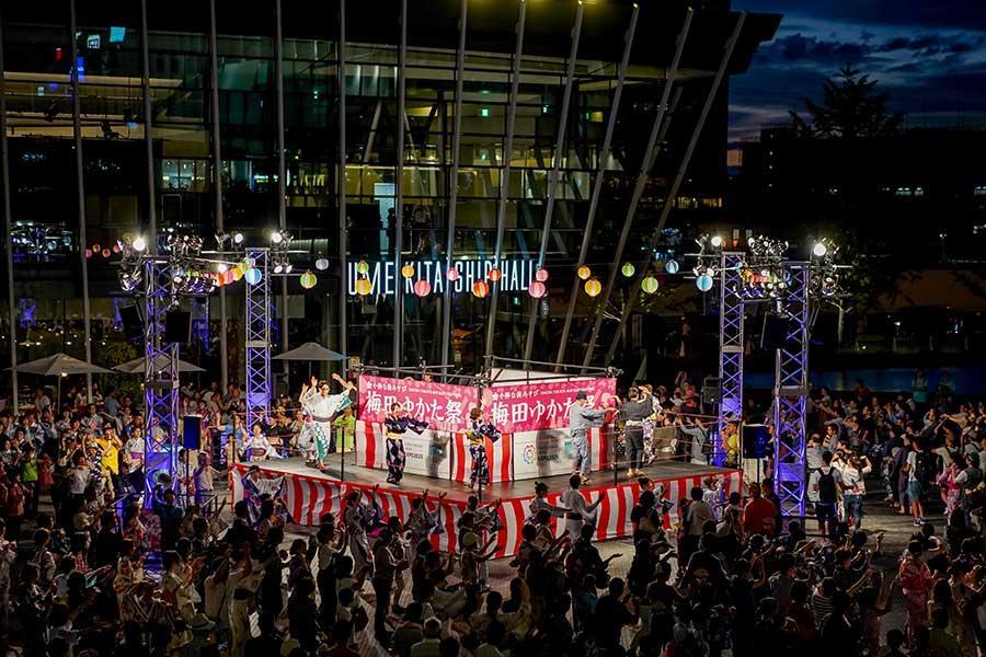 商業施設グランフロント大阪の屋外エリア「うめきた広場」でおこなわれる大盆踊り（写真は過去開催時の様子）
