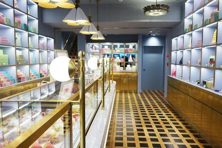 「ラデュレ 京都四条店」の１階ブティックではケーキやマカロン、焼き菓子、グッズなどを販売