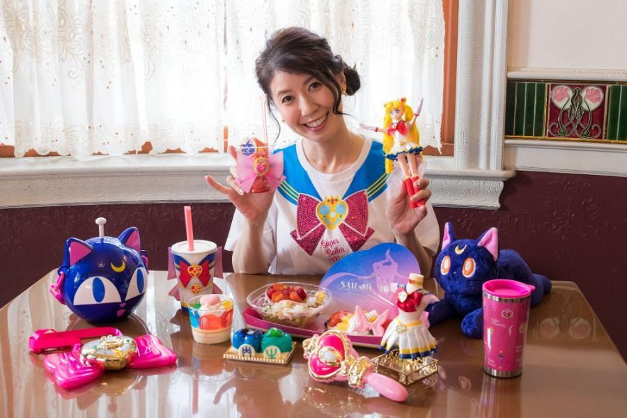 セーラームーングッズに囲まれる三石。アトラクションについて、「一番の見どころは、スーパーセーラームーンの後ろ姿です！ アニメでは見られない、あの後ろ姿にくぎ付けになりました」（７月１３日・ＵＳＪ）