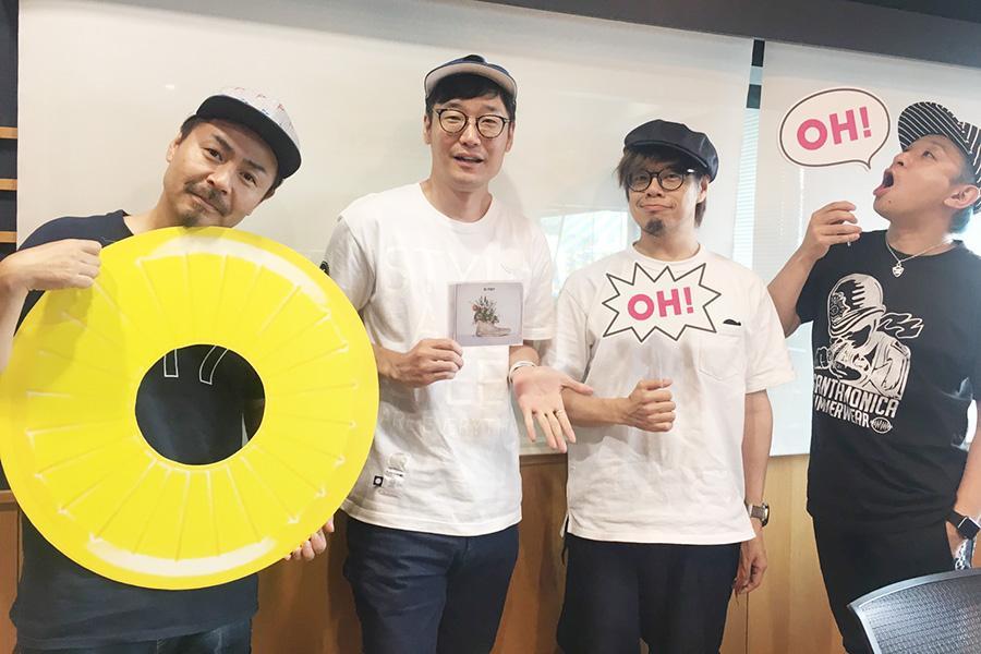 　左から、ＫＯＵＩＣＨＩ、ＴＡＫＵＭＡ、ＮＡＯＫＩ。左から２番目はＤＪの遠藤淳（２５日・大阪市内）