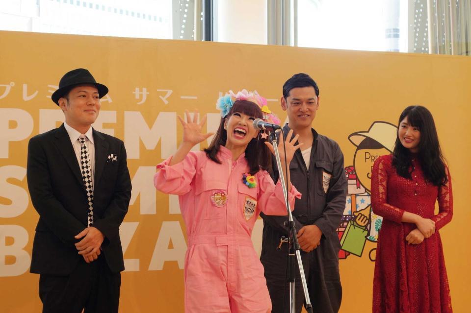 　『プレミアム サマー バザール』のオープニングイベントに、吉本坂４６のシャンプーハット、さゆり（写真左から２番目）、小寺真理らが登壇（２６日撮影）