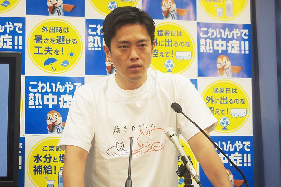 会見をおこなった吉村洋文知事（２４日・大阪府庁）