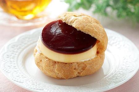 「プリンのせちゃったシュー」（１０８円）