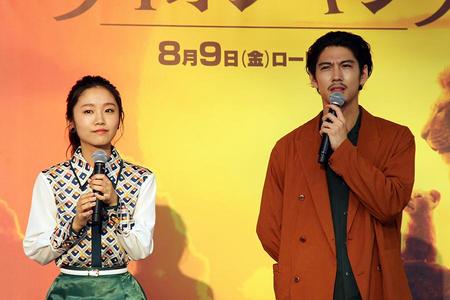 公開記念イベントに登壇した、ナラ役の門山葉子（左）、シンバ役の賀来賢人（吹田市内・３０日）