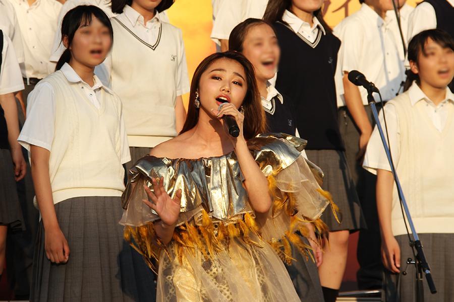 日本版オフィシャルソング「サークル・オブ・ライフ」を披露するアーティストのＲＩＲＩ