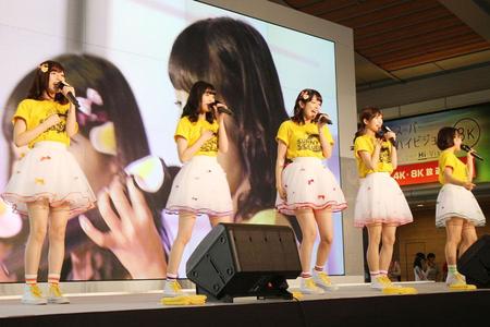 劇中で歌われる『おちゃのこサニサイ』を初披露したアイドルグループ「サニーサイドアップ」。左から白石聖、田中珠里、松田るか、松川星、天木じゅん（８月３日・ＮＨＫ大阪）