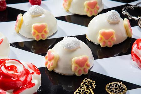 巣穴に飛び込むウサギの後ろ姿をムースで表現した「モフモフシッポムース」。かわいいしっぽはココナッツで表現