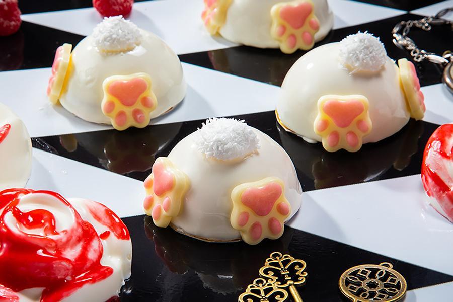 巣穴に飛び込むウサギの後ろ姿をムースで表現した「モフモフシッポムース」。かわいいしっぽはココナッツで表現