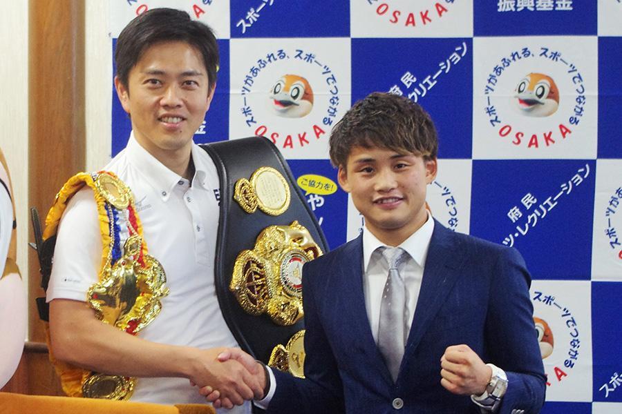 大阪府の吉村洋文知事（左）とスーツ姿の京口紘人選手（８日・大阪府庁）