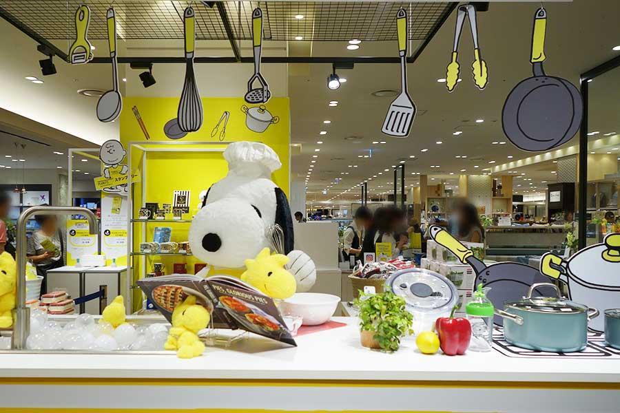 大阪の阪急うめだ本店では８月１４日から、各フロアで「ＰＥＡＮＵＴＳ」の商品やフォトスポットを展開