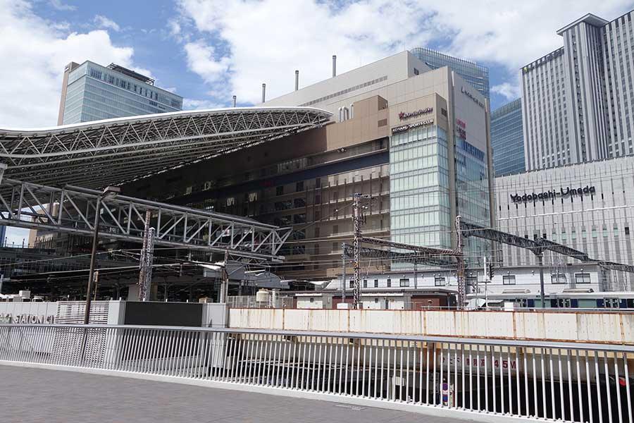 　１４日の１１時では、風はやや強いものの晴れているＪＲ大阪駅