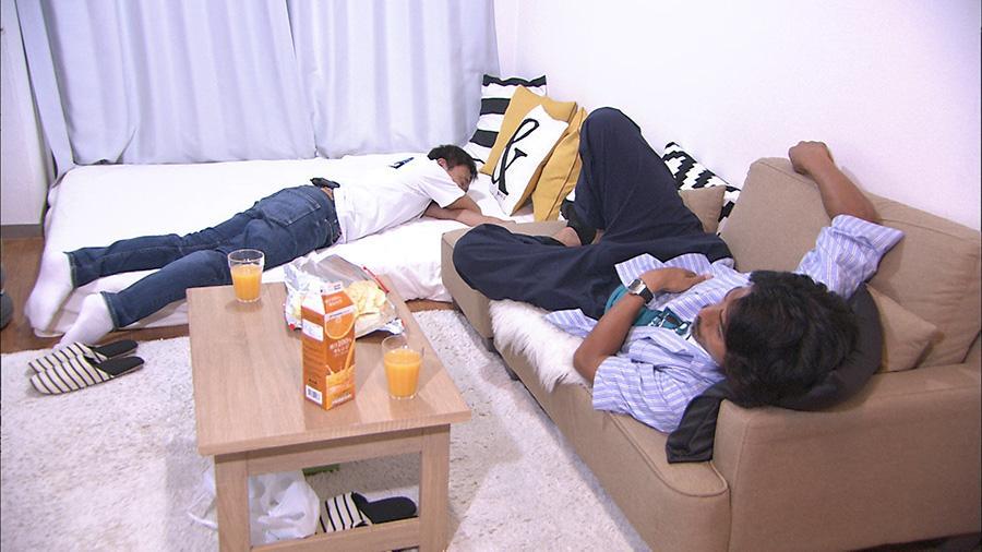 ただゴロゴロするだけの浜田と中澤。テレビではありえない姿　写真提供：ＭＢＳ