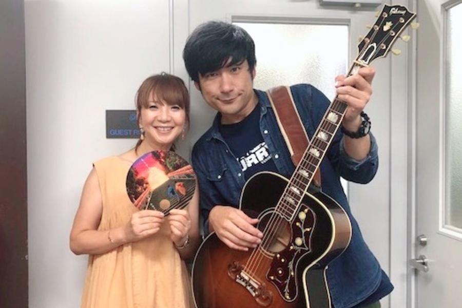 『ＣＨＵＭＭＹ ＴＲＡＩＮ』ゲストの浜端ヨウヘイ、右はＤＪの谷口キヨコ（１６日・α-ＳＴＡＴＩＯＮスタジオ）