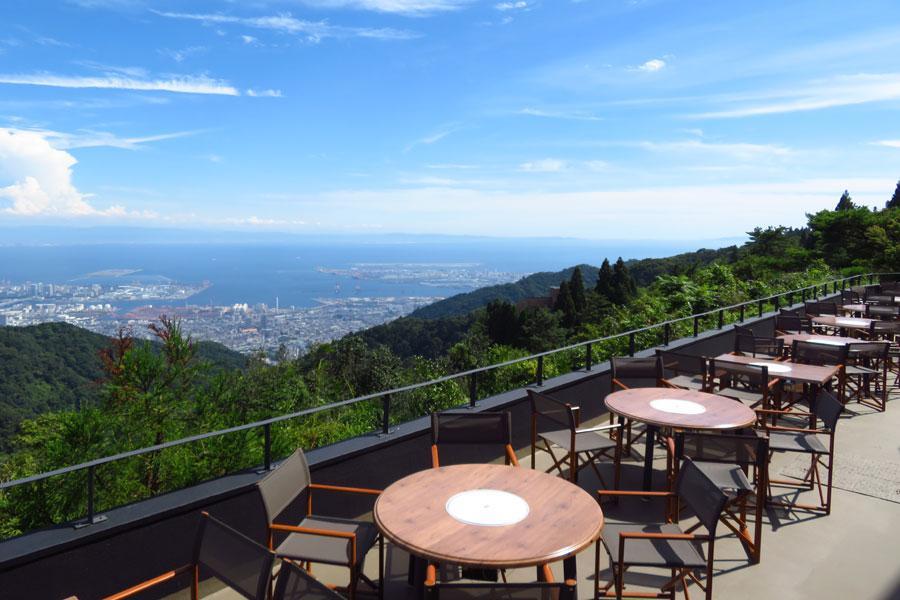 旧館の向かいに建つグリルレストランではバーベキューが楽しめる。お肉はもちろんだが、景色が何よりのごちそうだ（８月１０日・六甲山サイレンスリゾート）